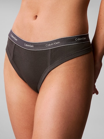 String ' ' Calvin Klein en gris