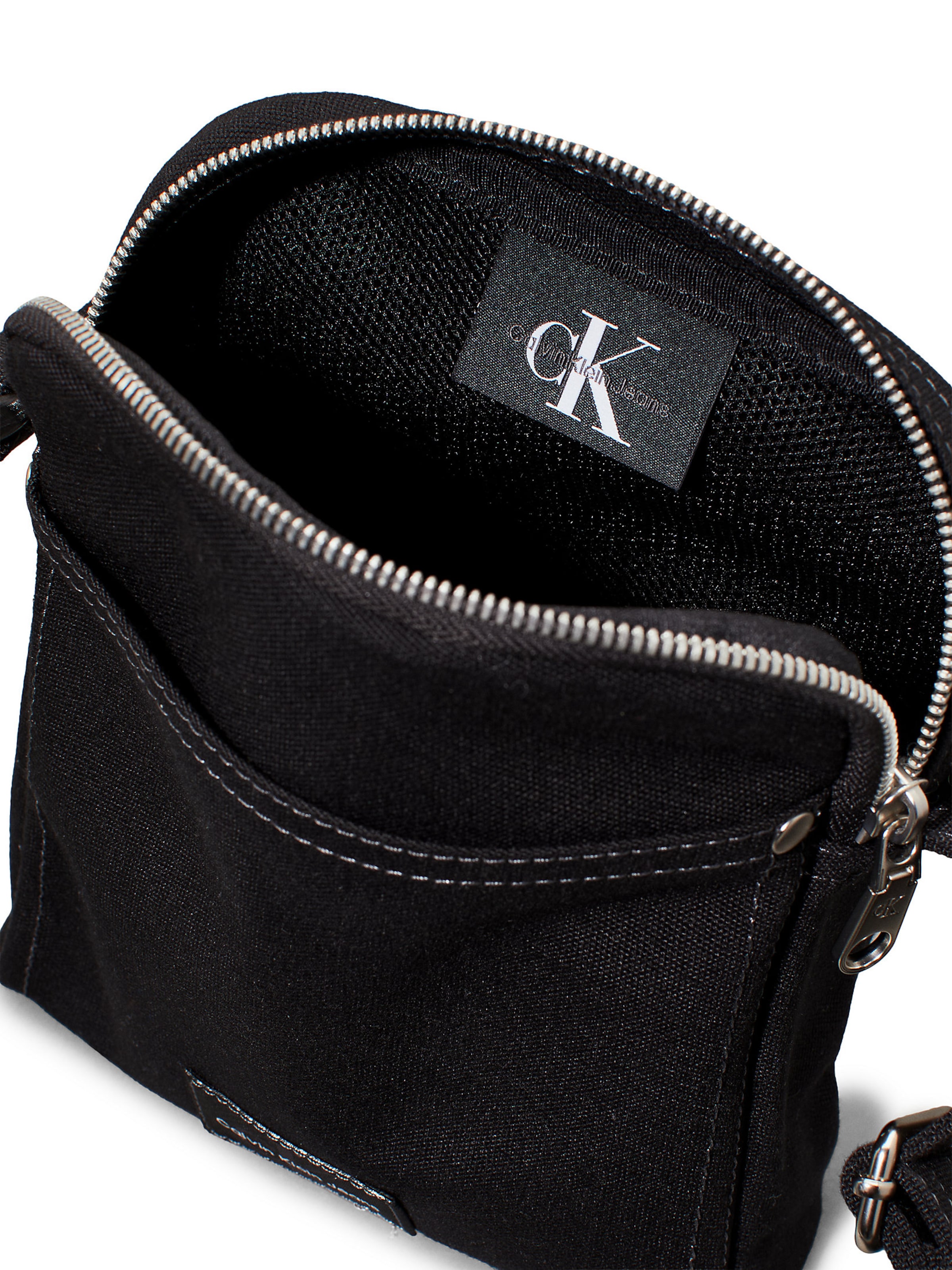 juoda Calvin Klein Rankinė su ilgu dirželiu 'Essentials'