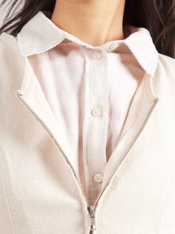 Chemisier Gina Tricot en beige