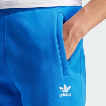 ADIDAS ORIGINALS Zwężany krój Spodnie 'Trefoil Essentials' w kolorze niebieski