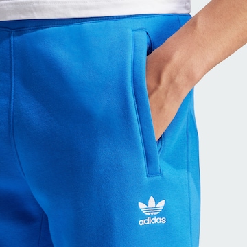 ADIDAS ORIGINALS Zwężany krój Spodnie 'Trefoil Essentials' w kolorze niebieski