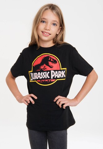 LOGOSHIRT Shirt 'Jurassic Park Logo' in Zwart: voorkant