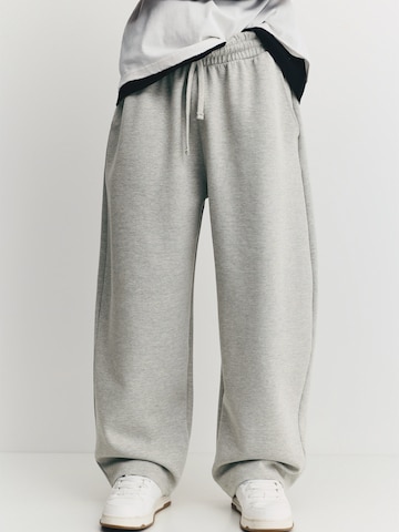 Pull&Bear Wide leg Trousers in Grey: front