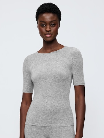 TRIUMPH - Camisa ' Beauty Layers ' em cinzento: frente