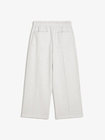 Bershka Široký strih Nohavice - Sivá