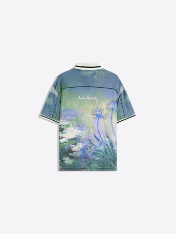 Bershka Тениска 'CLAUDE MONET LES AGAPANTHES' в зелено