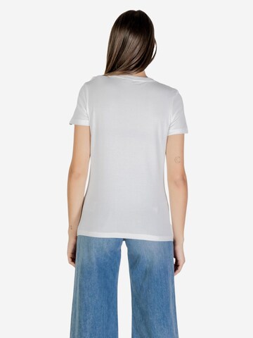 Top 'BRIANA SS T-SHIRT V3BI11 J1314' di GUESS in bianco