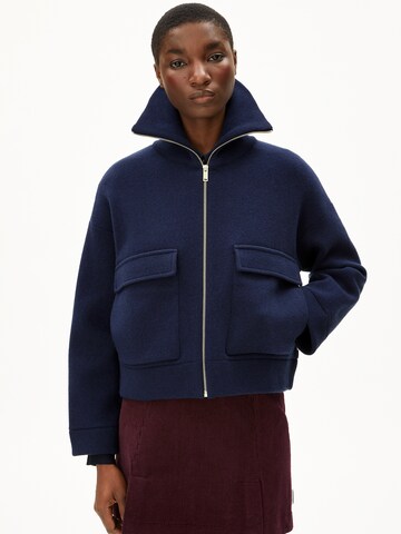 ARMEDANGELS Gebreid vest in Blauw: voorkant
