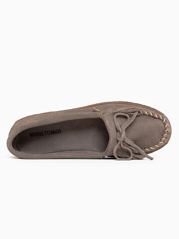 Mocasini 'Kilty' de la Minnetonka pe gri