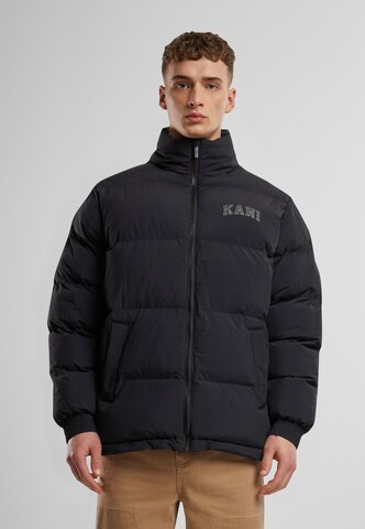 Karl Kani Vinterjacka 'Serif 89' i svart: framsida