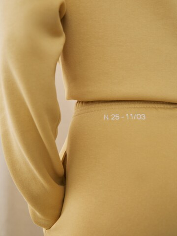 Kendall for ABOUT YOU - Loosefit Pantalón 'Dillen' en amarillo