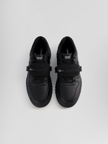 Bershka Sneakers low i svart