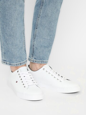 Sneaker low 'Essential' de la TOMMY HILFIGER pe alb: față