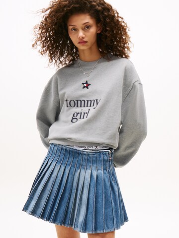 Tommy Jeans Свитшот в Серый: спереди