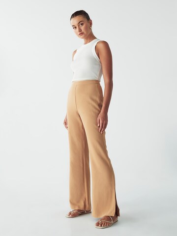 Evazați Pantaloni 'Haze' de la Willa pe gri