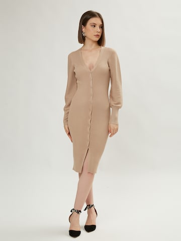 Influencer Stickad klänning i beige
