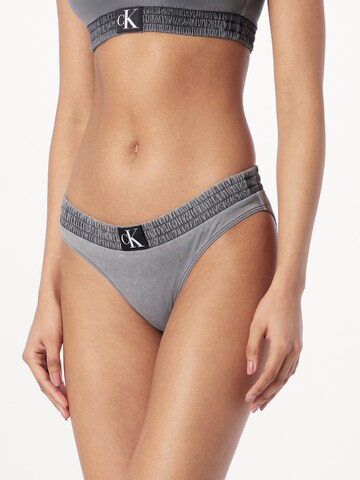 Calvin Klein Swimwear Bikinové nohavičky - Sivá: predná strana