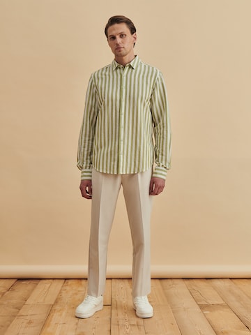 DAN FOX APPAREL - Ajuste regular Camisa 'Baran' en verde