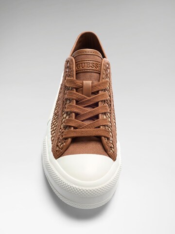 GUESS Sneaker 'CAREY2' in Braun