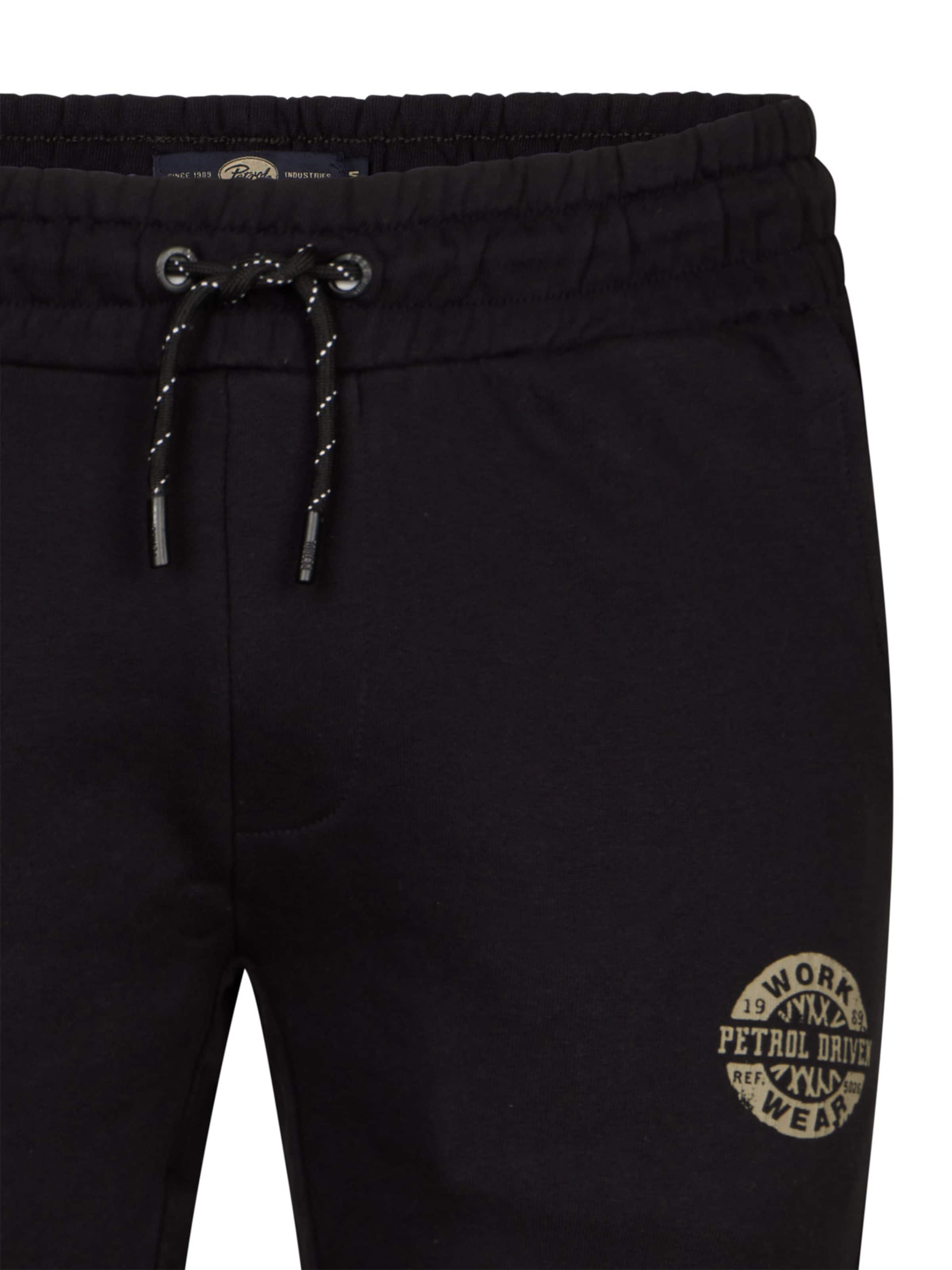 Petrol Industries Tapered Housut värissä musta