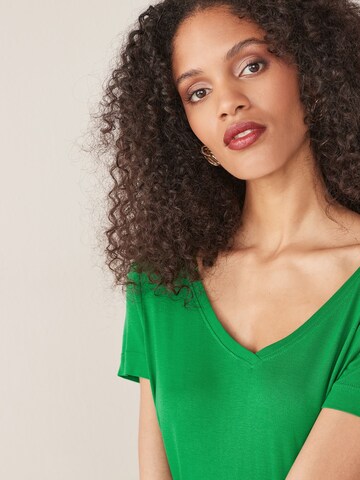 Tricou de la Next pe verde