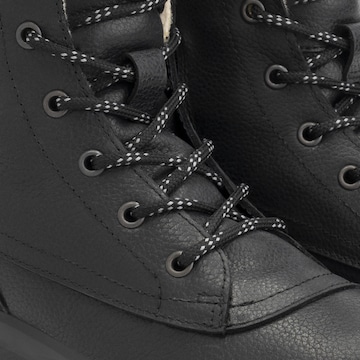 Travelin Lace-Up Boots in Black
