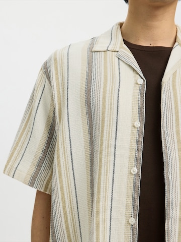 Comfort Fit Cămașă 'SLHCAL' de la SELECTED pe alb