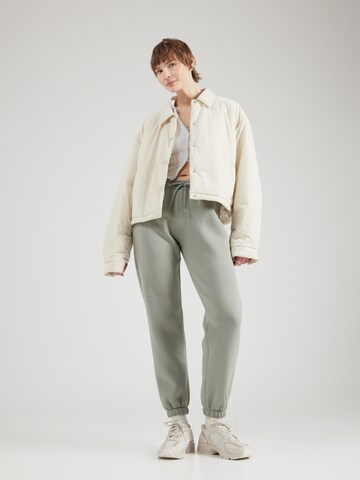 ABOUT YOU - Tapered Calças 'Laureen' em verde