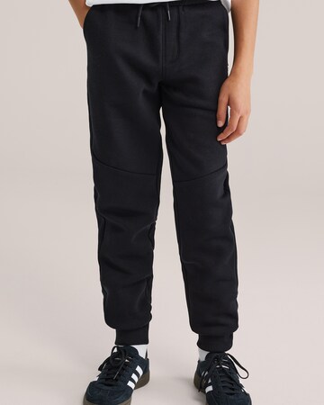 WE Fashion Regular Trousers in Black: front