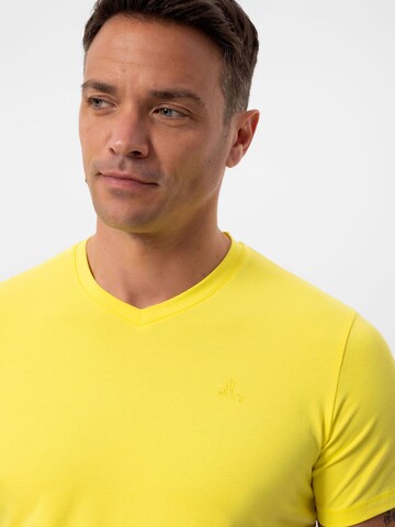 Daniel Hills - Camisa em amarelo