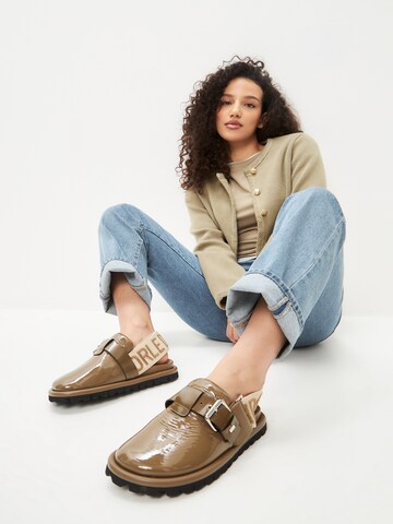 CESARE GASPARI Classic Flats in Beige