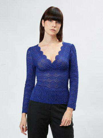 Influencer Blouse in Blue: front