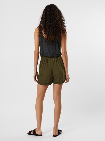 VERO MODA - Regular Calças com pregas 'Bibi' em verde