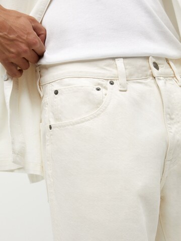 Pull&Bear Lużny krój Jeansy w kolorze beżowy