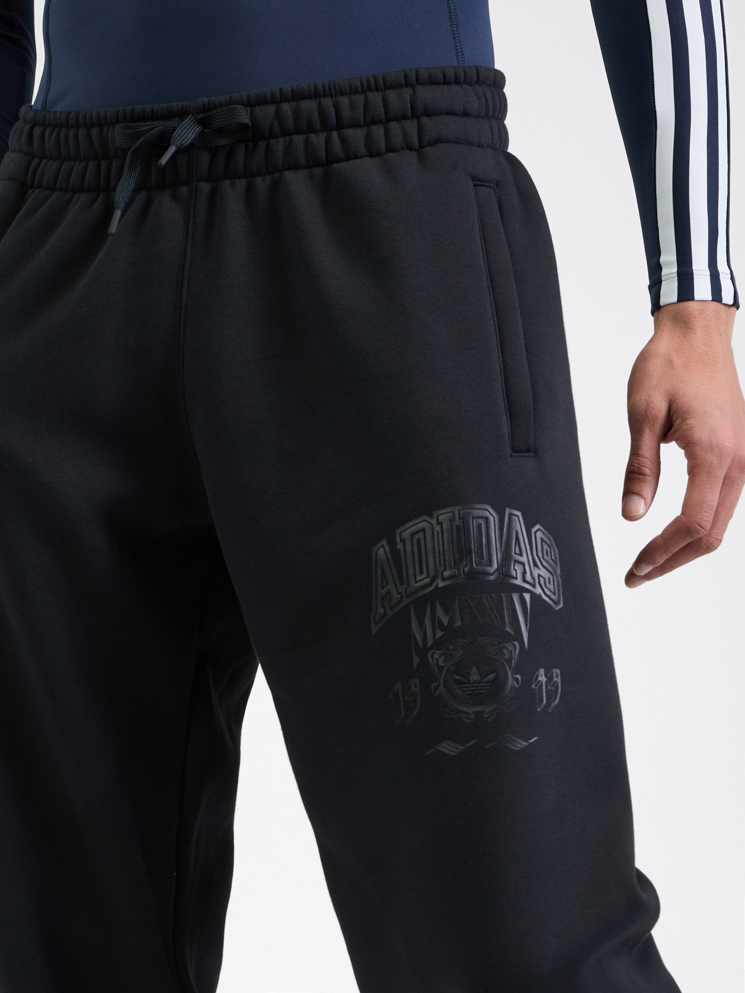 Adidas collegiate crest jogger hotsell