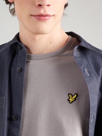Tricou de la Lyle & Scott pe gri
