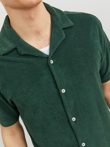 JACK & JONES Comfort Fit Риза 'Terry' в зелено