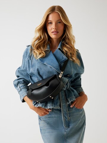 GUESS Umhängetasche 'Amorette' in Schwarz