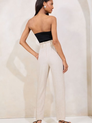 regular Pantaloni con pieghe di Lipsy in beige