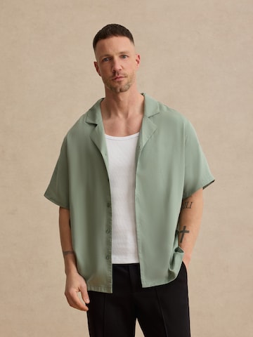 DAN FOX APPAREL - Ajuste regular Camisa en verde: frente