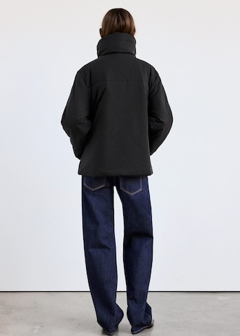 Giacca di mezza stagione 'ANORAK' di MANGO in nero