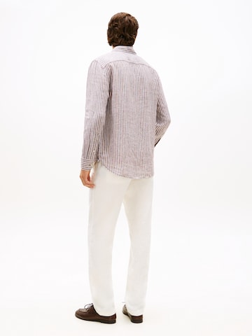 TOMMY HILFIGER - Ajuste regular Camisa en marrón: atrás