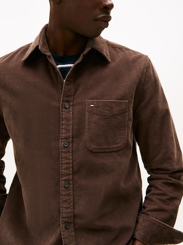 ruda Tommy Jeans Standartinis modelis Marškiniai