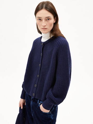 ARMEDANGELS Gebreid vest in Blauw: voorkant