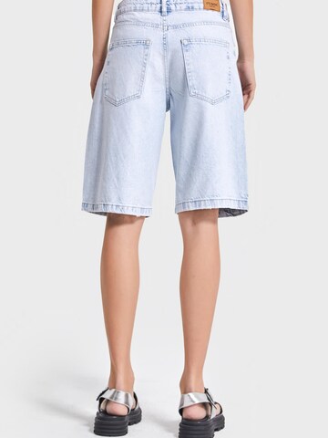 IT'S BASIC Regular Jeans 'Rhinestone Bermuda Denim Short' in Blauw