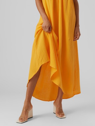 Vero Moda Tall - Vestido de verano 'Natali Nia' en amarillo