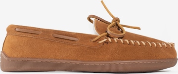 Minnetonka - Mocassins 'Pileline hardsole' em castanho