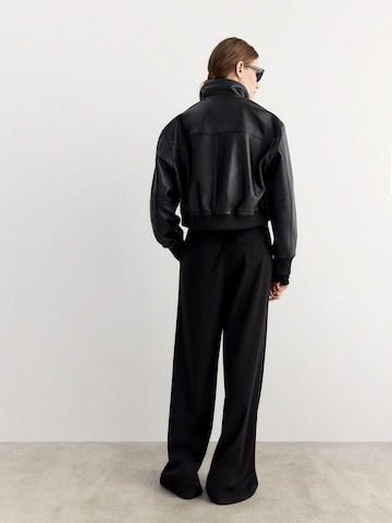 Wide leg Pantaloni con pieghe di Bhoem in nero