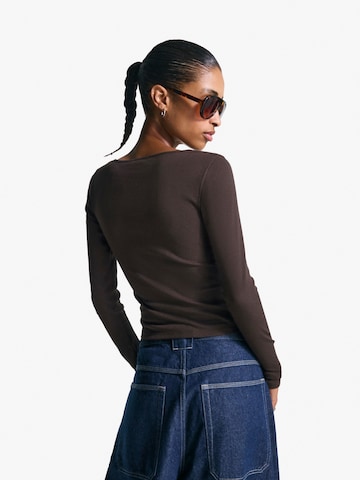 Bershka Тениска в кафяво