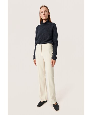SOAKED IN LUXURY Slim fit Trousers with creases 'Corinne' in White